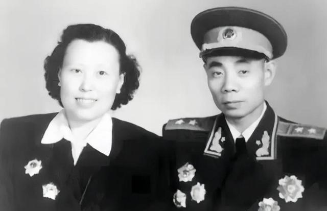 1955年，吴信泉被授予中将军衔。这位来自湖南平江的“福将”，究竟藏着多少不为人