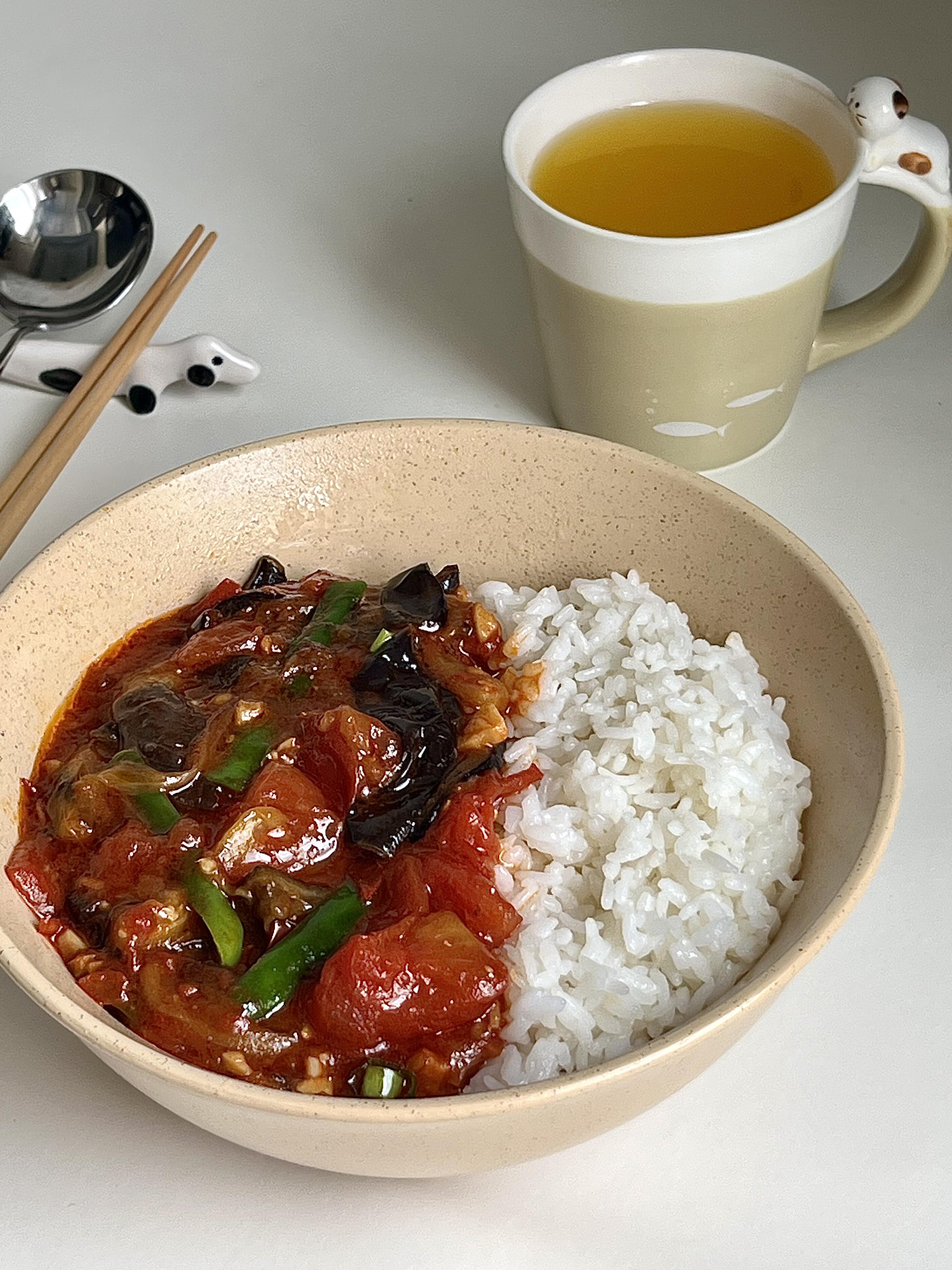 家人们谁懂啊！这碗红彤彤的茄辣西，简直是拌饭界的“天花板”！番茄那股子酸爽劲儿