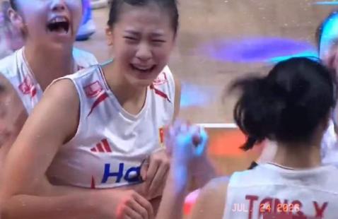 这一幕真是太感人了！在中国女排决胜局15:13绝杀战胜美国队的那一刻，赵勇指导激