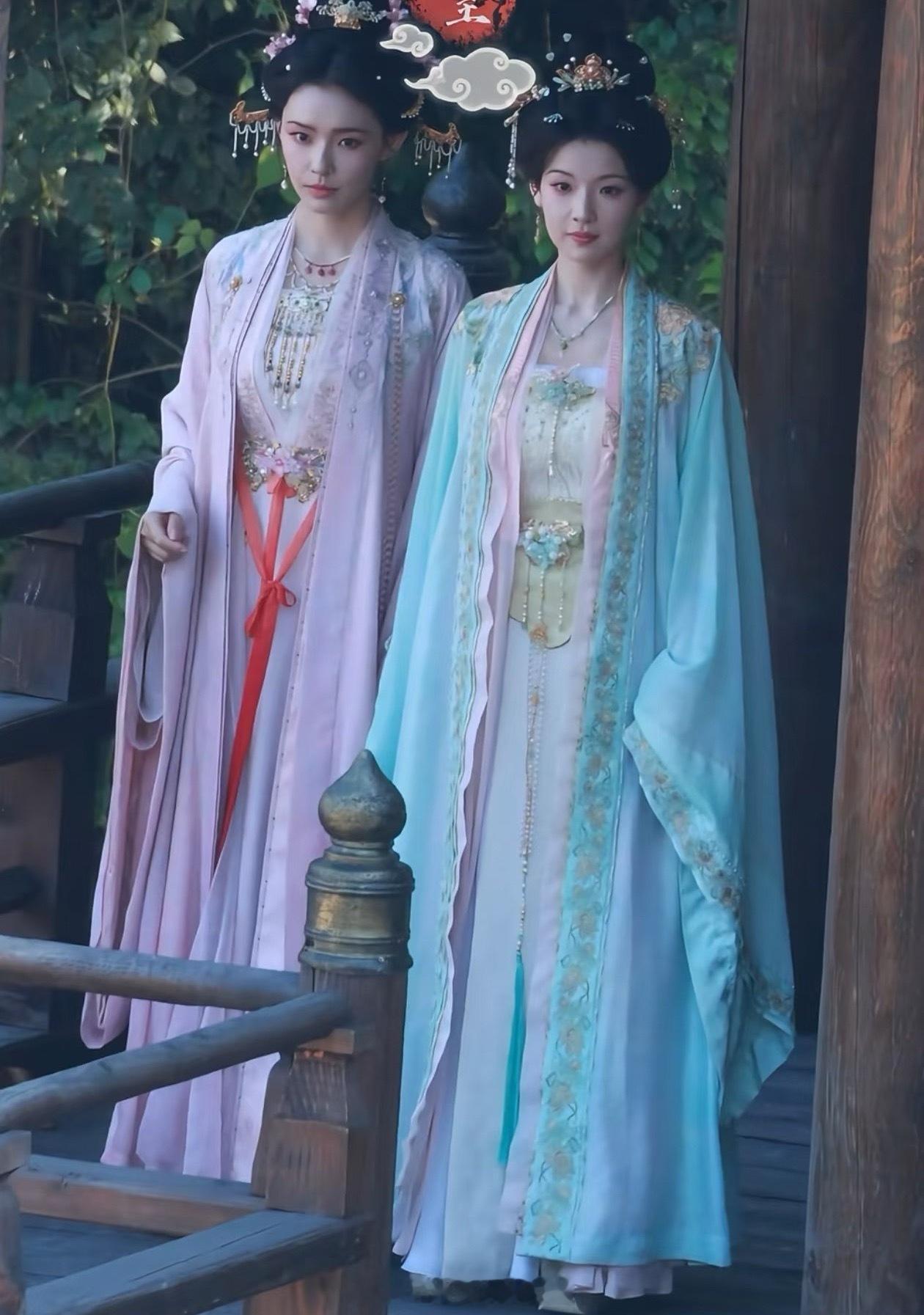 服装和发饰太干净艳丽，不像聊斋像宅斗​​​