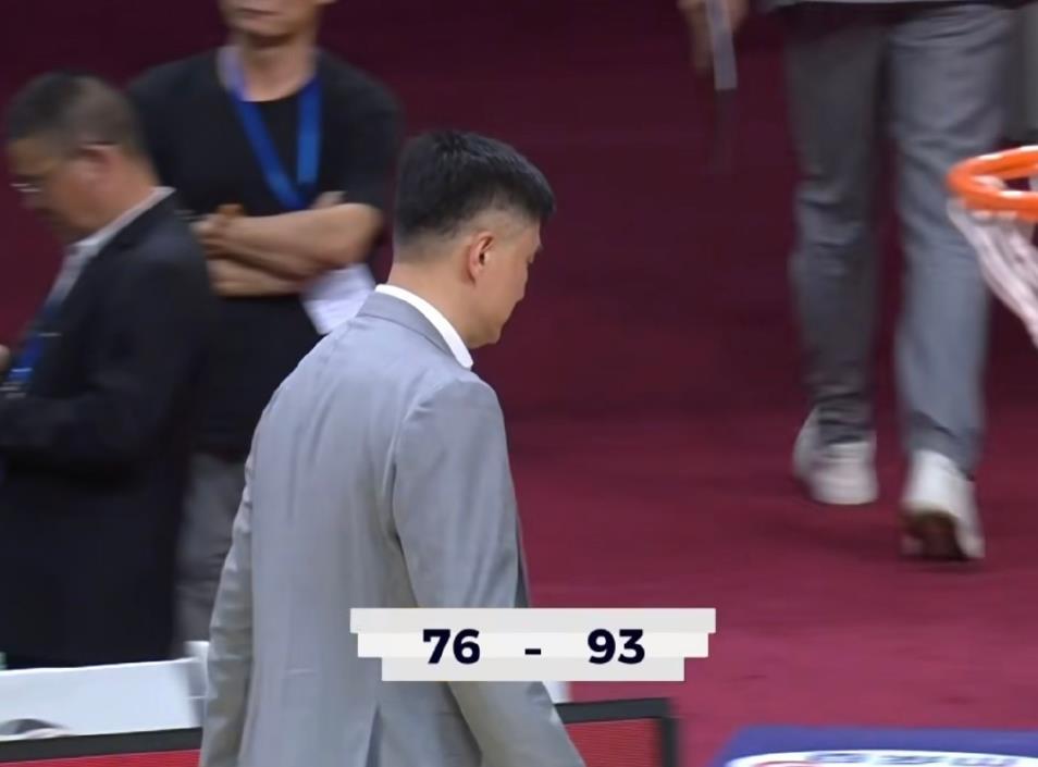 季后赛12进8比赛，广东宏远居然在主场输给了同省小弟广州队，而且是一场输了17分