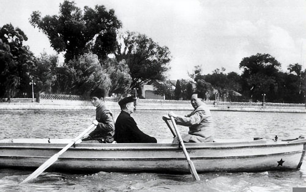 建国前，解放军出现奇怪一幕：入城后，清除中南海淤泥16万吨，当时在水下到底都挖到