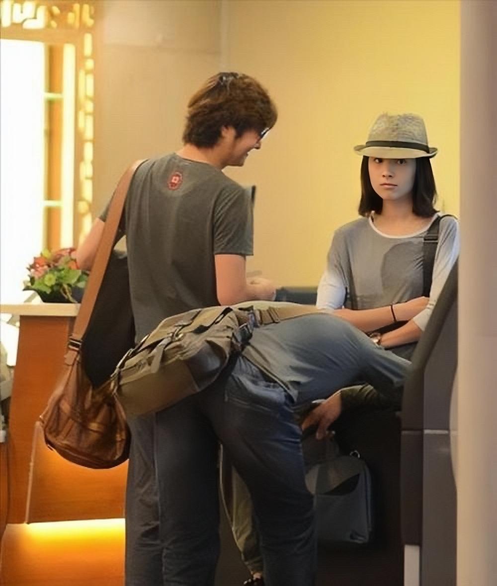 2013年，董洁与王大治在某酒店前台时的画面，王大治的背影瘦高瘦高的。虽然，