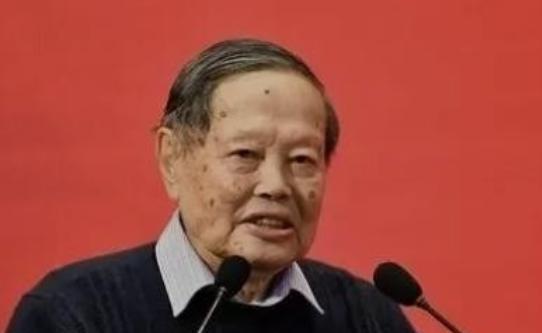 2012年，杨振宁曾顶着骂名阻止建造2000亿的大型粒子对撞机，这也惹怒了中科院