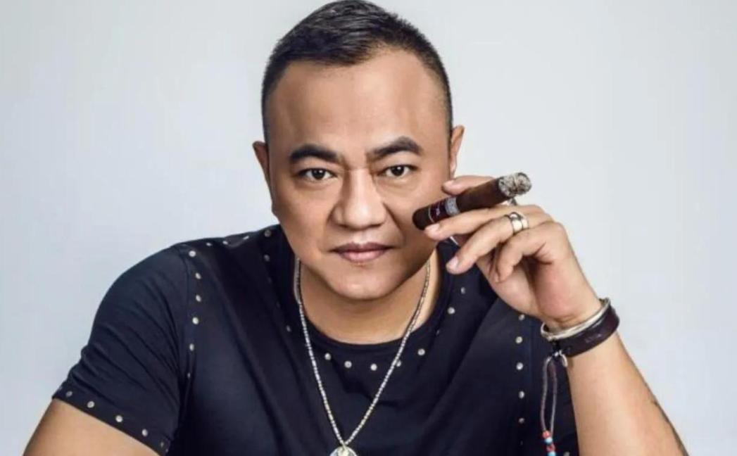 2004年，赵本山的保镖张家豪去酒吧消遣，无意刮蹭到一辆斯巴鲁，车主嚣张的向他索