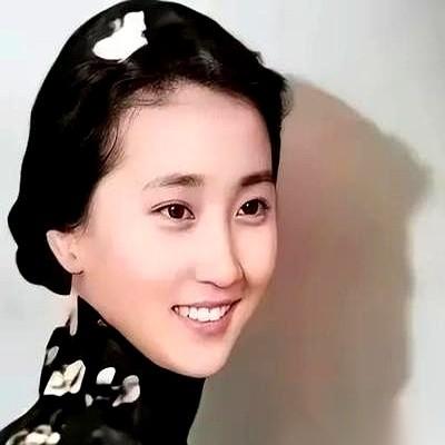“要不你嫁给我吧。”“哥，我有男朋友。”“男朋友不算。跟我去美国吧，现在就走