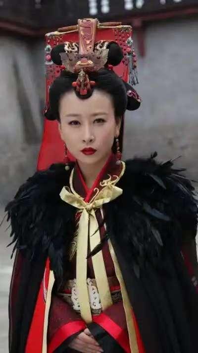 秦国公主孟赢，满怀憧憬地嫁给楚国的太子建，然而洞房花烛夜时，掀开盖头的却是一位陌