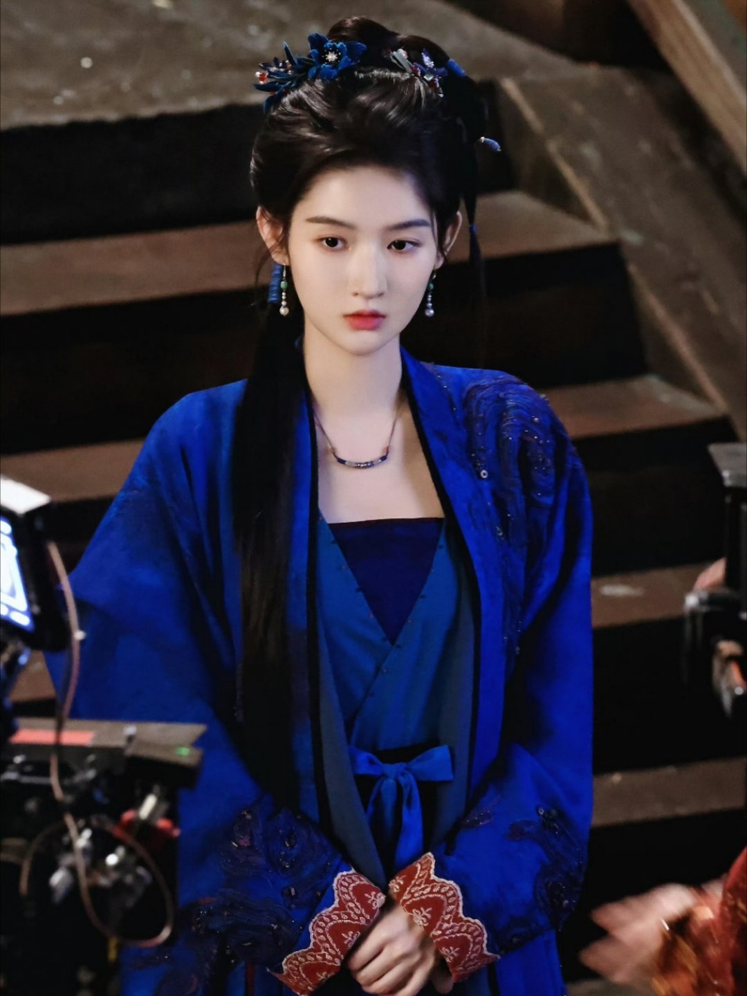 王玉雯《白衣公卿》造型路透。她身着深蓝色长裙，外披宽袖长袍，腰间系着一条丝带，