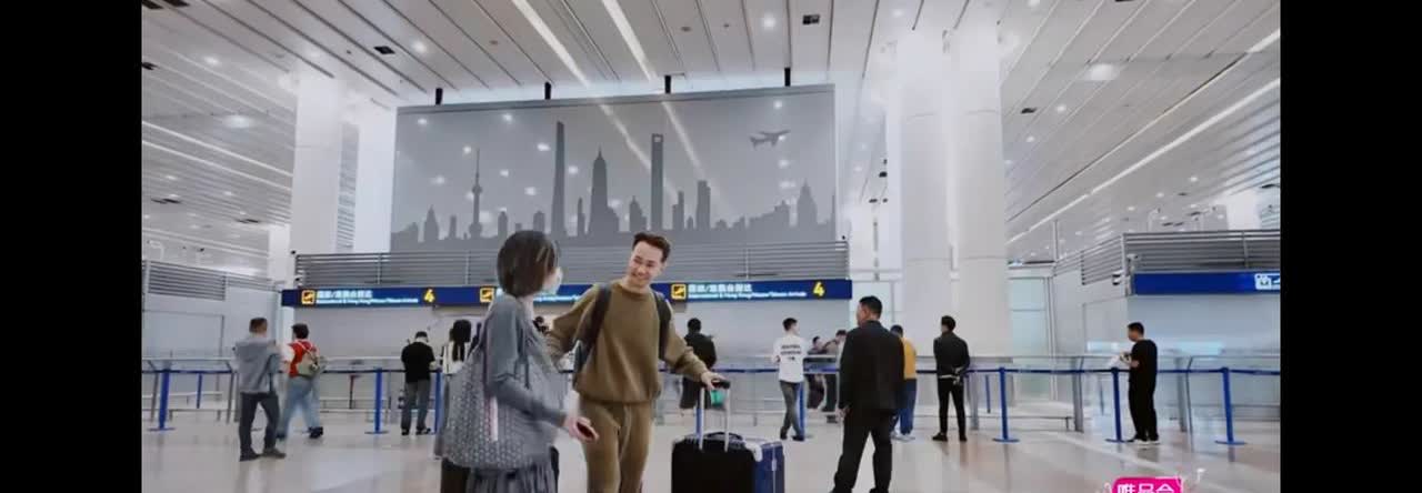 王琳去机场接自己的俄罗斯舞蹈老师，对方问：“我们有司机吗？”王琳说：“没