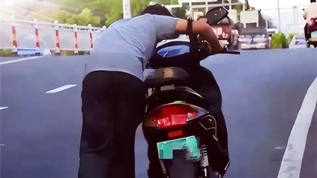 员工“踢了一脚”救老板一命：这不是运气，是老板攒下的人品福报“下班了！走嘞！