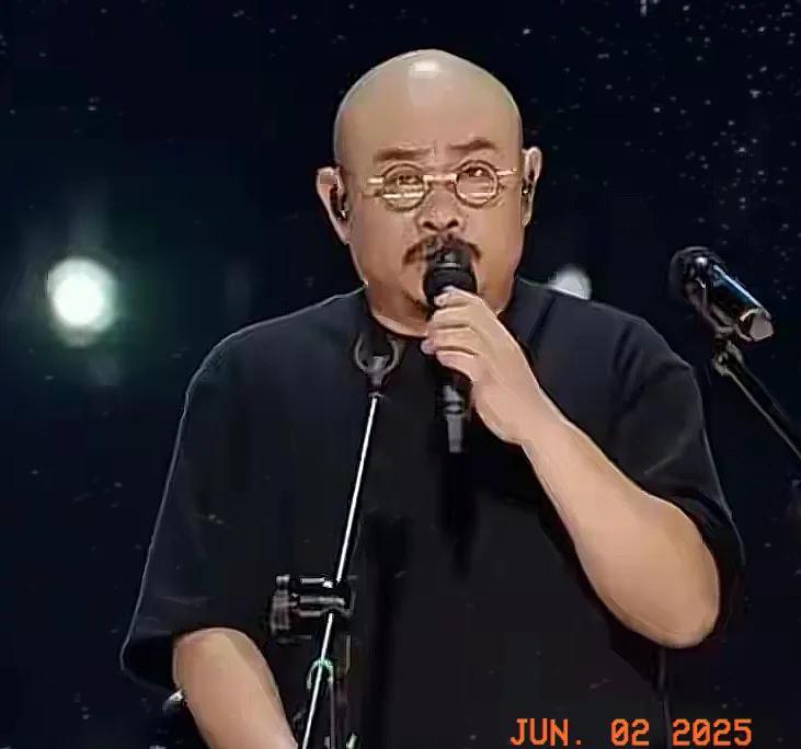 刀郎把演唱会变成了大大小小的城市联欢会小沈阳把演唱会变成了老婆、孩子、小
