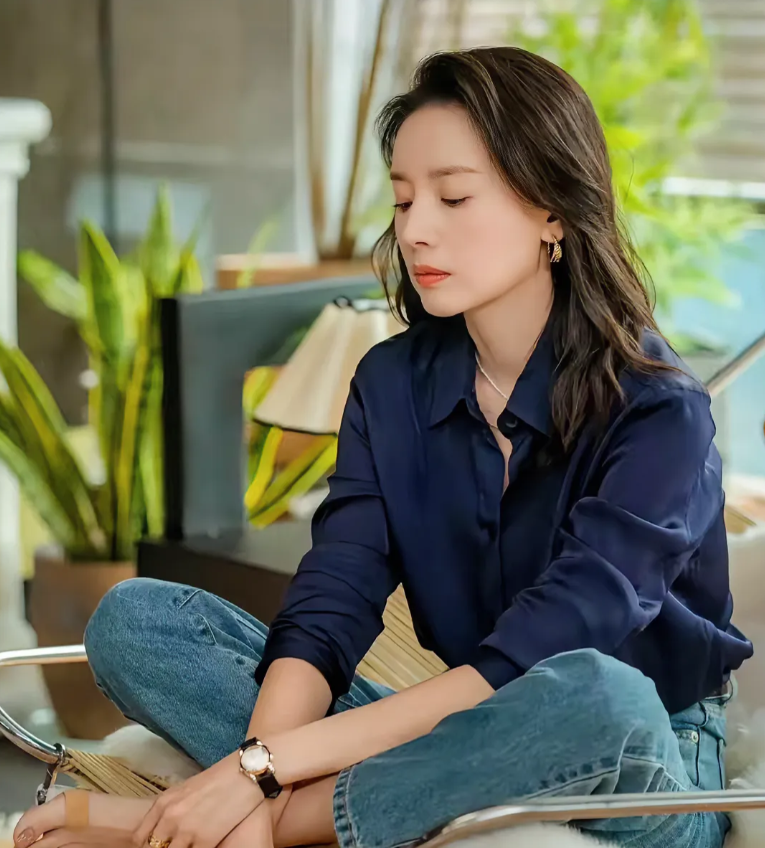 董洁，160cm，光脚坐在藤椅上，好美，脚上的创可贴吸引了眼球！
