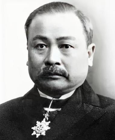 1982年，铁道部决定为詹天佑迁坟，未曾想，在挖开詹天佑墓的瞬间，竟看到棺木里流