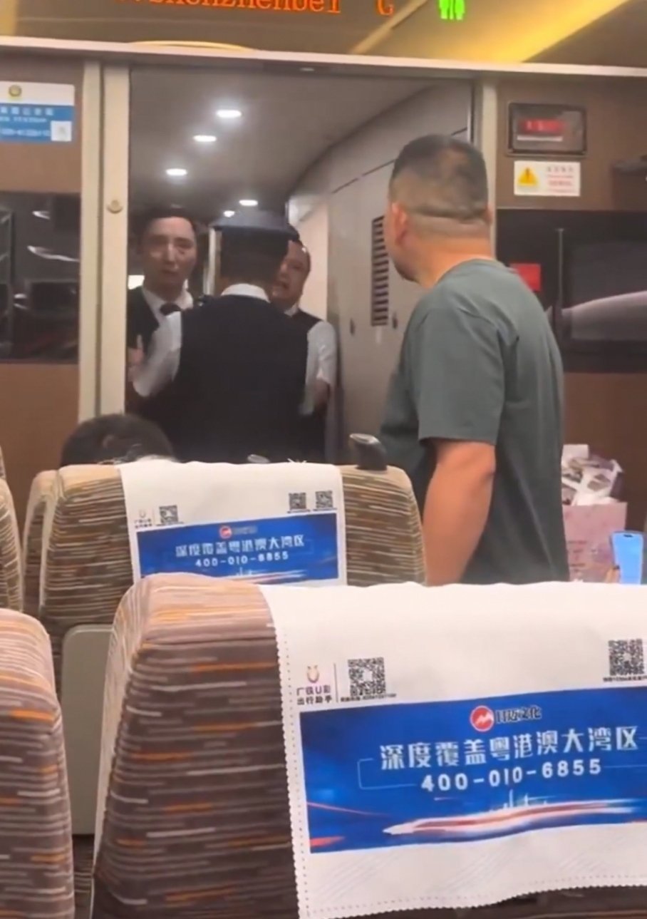 男子被查票1分钟辱骂列车员14次如果男子确实没有车票，而且还辱骂查票的列车员，