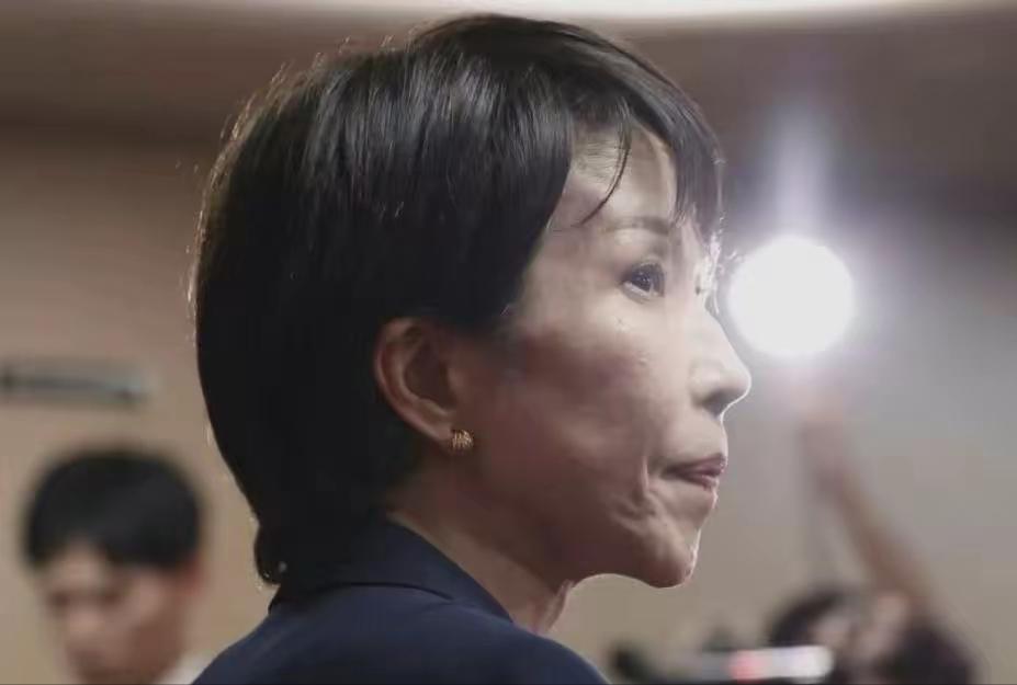 这人的外貌特征非常鲜明，用古人的一句话形容就是：天生异象。她的面部轮廓线条清