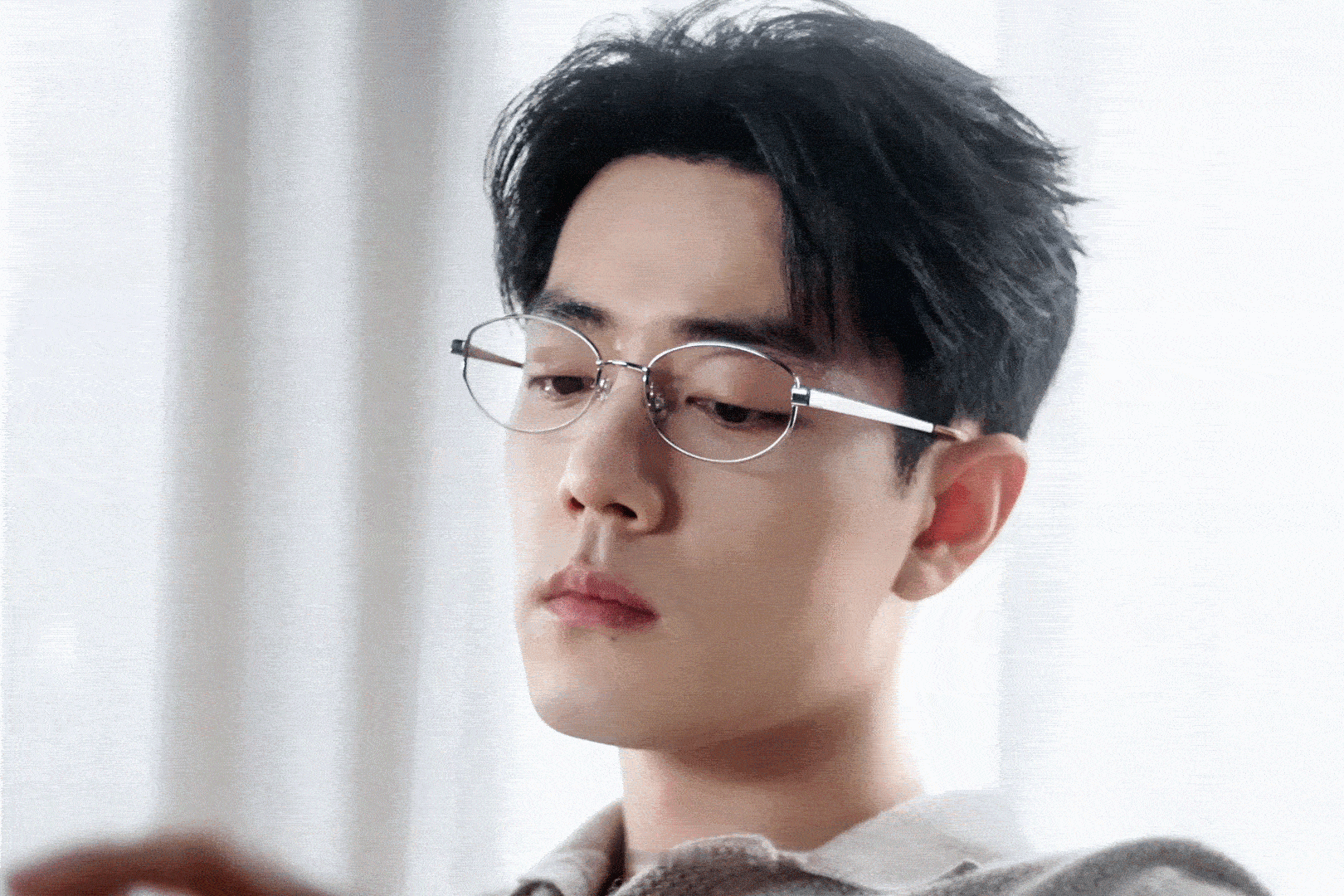 最新肖战陌森眼镜大片，英俊儒雅高智感！！我愿称之为神