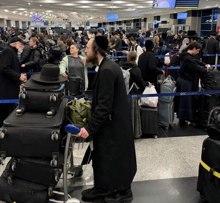 犹太人正在成群结队地逃离以色列。以色列正在遭受伊朗的严厉打击，有钱的犹太人纷