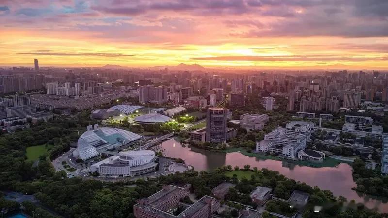 浙江高校在本年度U.S.News榜表现亮眼，有24所上榜。前10名顺序为：浙大、