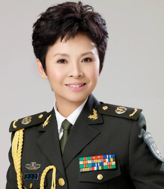 1980年，一个男人把董文华约到一个无人的地方，对她表白心意，没想到，董文华却沉