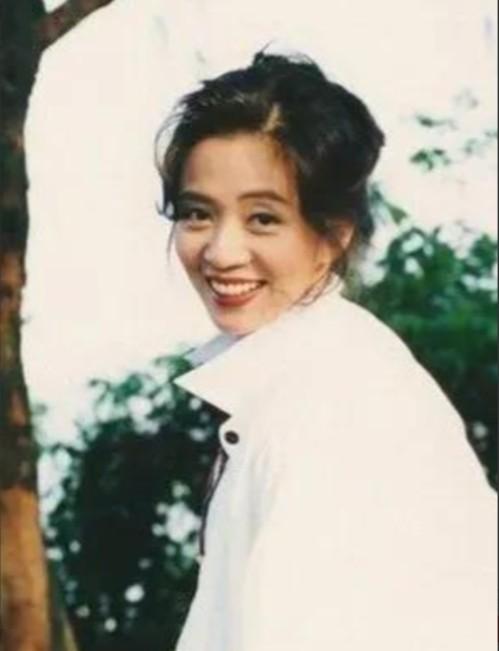 1992年，梅艳芳因拒绝唱歌，被黄朗维打了一巴掌。让人们没有想到的是，第二天，黄