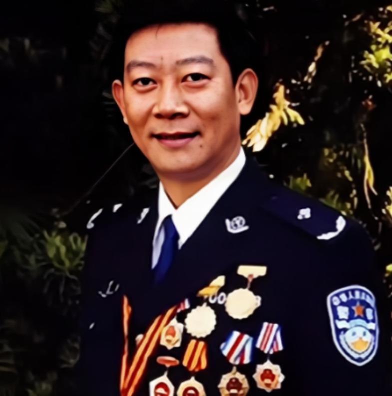 1992年，一缉毒警官露脸参加颁奖仪式。导致他的缉毒警察身份被发现，毒贩为了报复