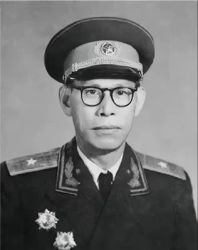 1955年，原琼崖纵队副司令员马白山进京，被授予少将，可他看到一位中将时，却不淡