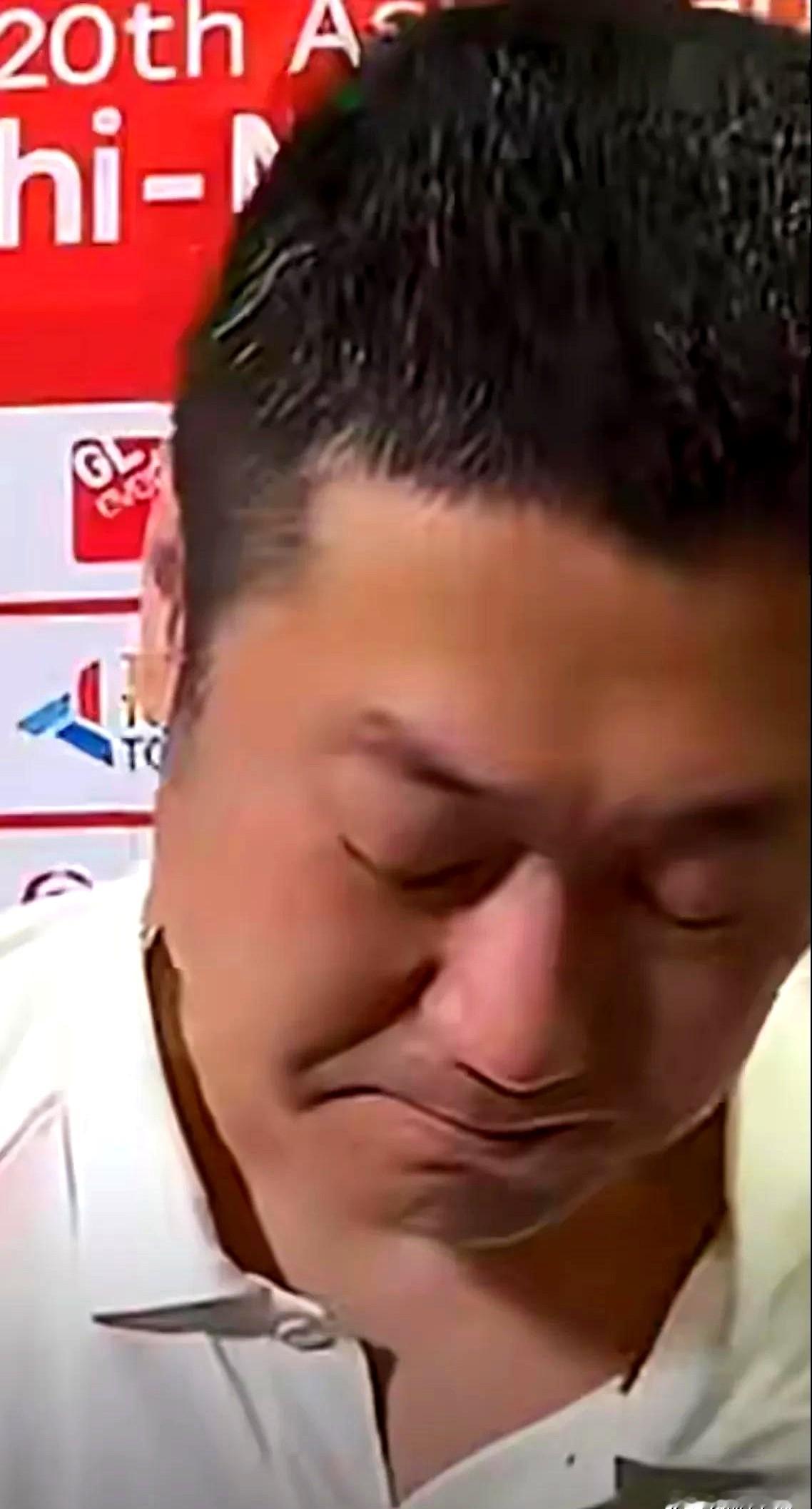五个主力名单刚落锤，教练组的眉头却拧成了死结，剩下俩窟窿根本堵不住。主攻吴梦洁庄宇珊挑大梁，副攻郭中