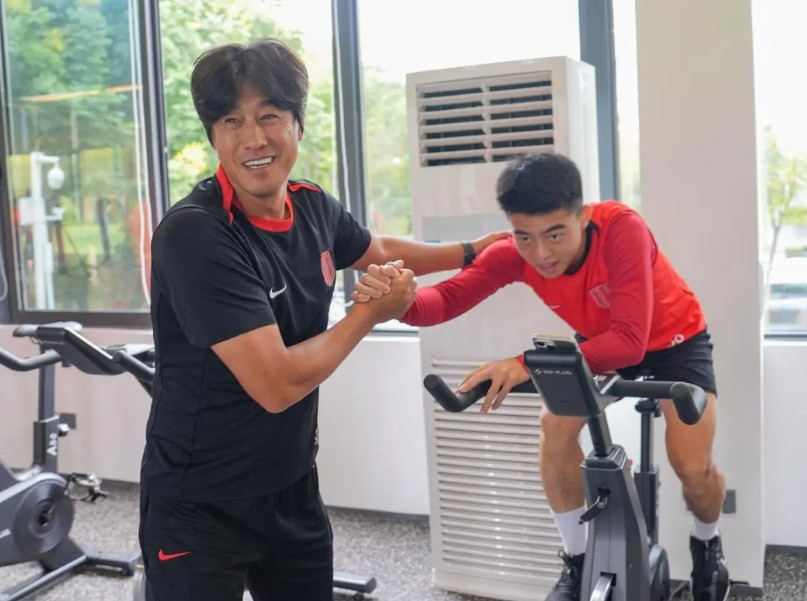 目前中超的争冠形势，还是比较复杂的，本来靠着自己努力，加上泰山兄弟的帮衬，蓉城其