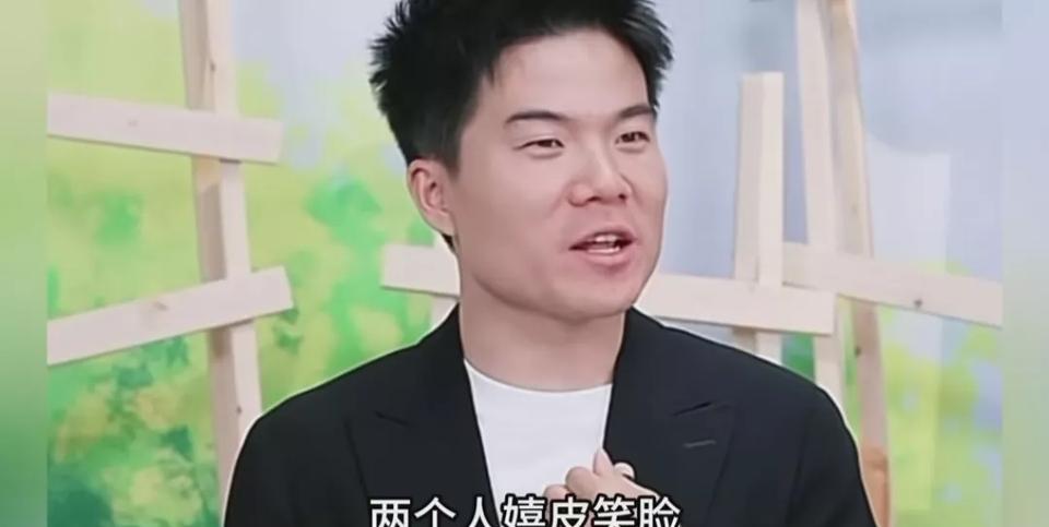 董宇辉和鹏鹏交班被网友蛐蛐，520又到了，两个人嬉皮笑脸，没有一点进步，地球绕了