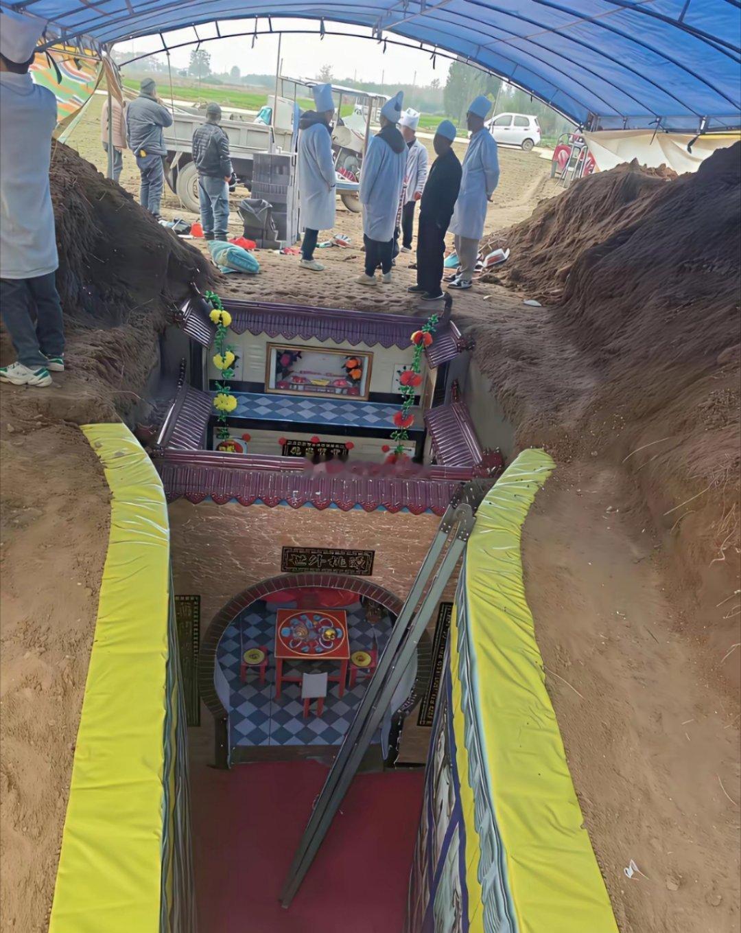 头一次见这种墓地，这在农村应该算是土豪家庭了。