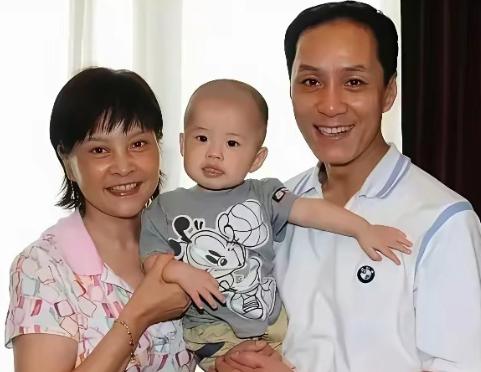 冯远征与梁丹妮和孩子的合影。很多人看到照片十分惊讶，因为冯远征与梁丹妮是知名丁克