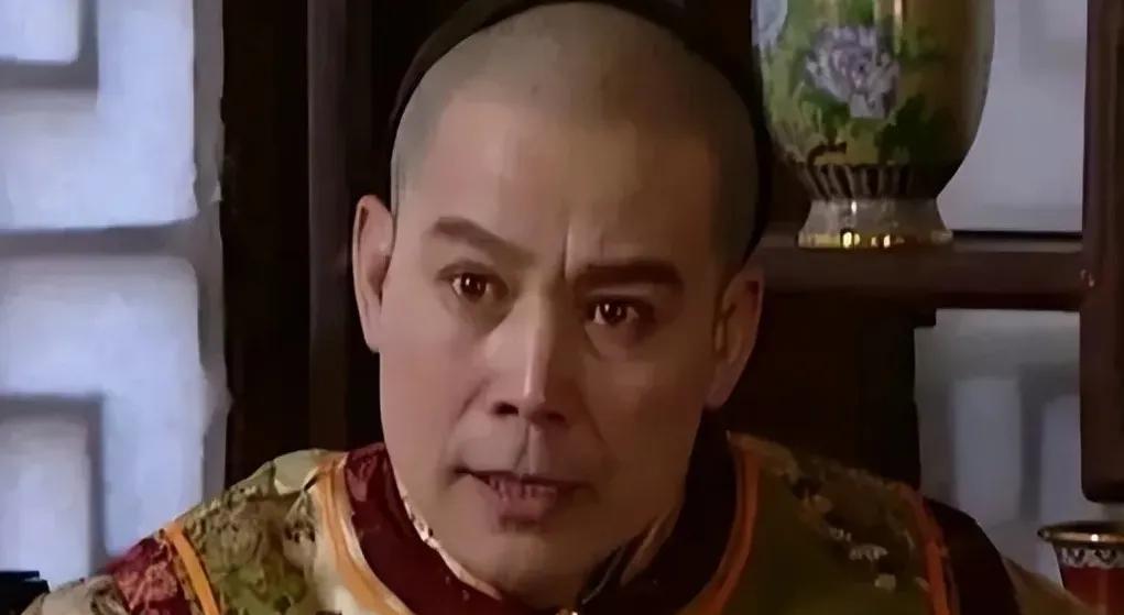 1697年，亲征噶尔丹回京的康熙，虽说大胜归来，却满脸怒色，他先是处决了太子胤礽