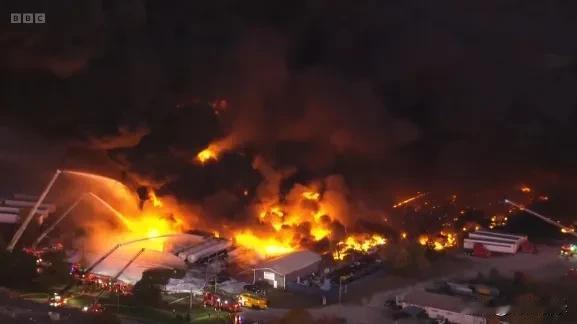 美国飞机坠毁，在地面砸出一条火路！当地时间11月4日，美国肯塔基州突发坠机惨剧