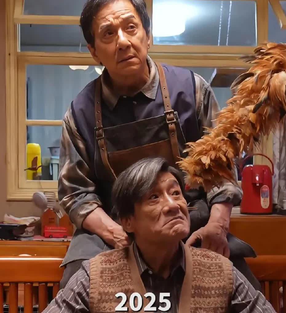 成龙和梁家辉的合影，是转眼间，也是20年，我们的青春也老了。要说这世上还有什么绝