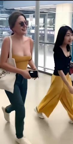 热依扎的穿着会不会太惹眼了？新疆少数民族自古以来的穿戴都是很保守的，没想到女明星