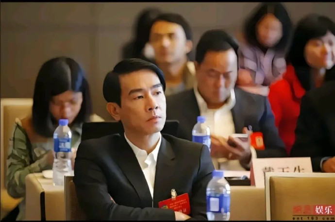 不好意思，“山鸡哥”陈小春坐那里，我确实不适应。。