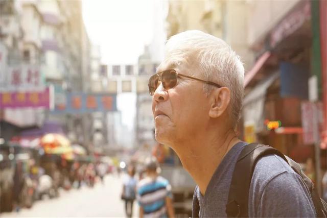 老两口退休后旅游引起子女不满老人霸气花光积蓄和退休金