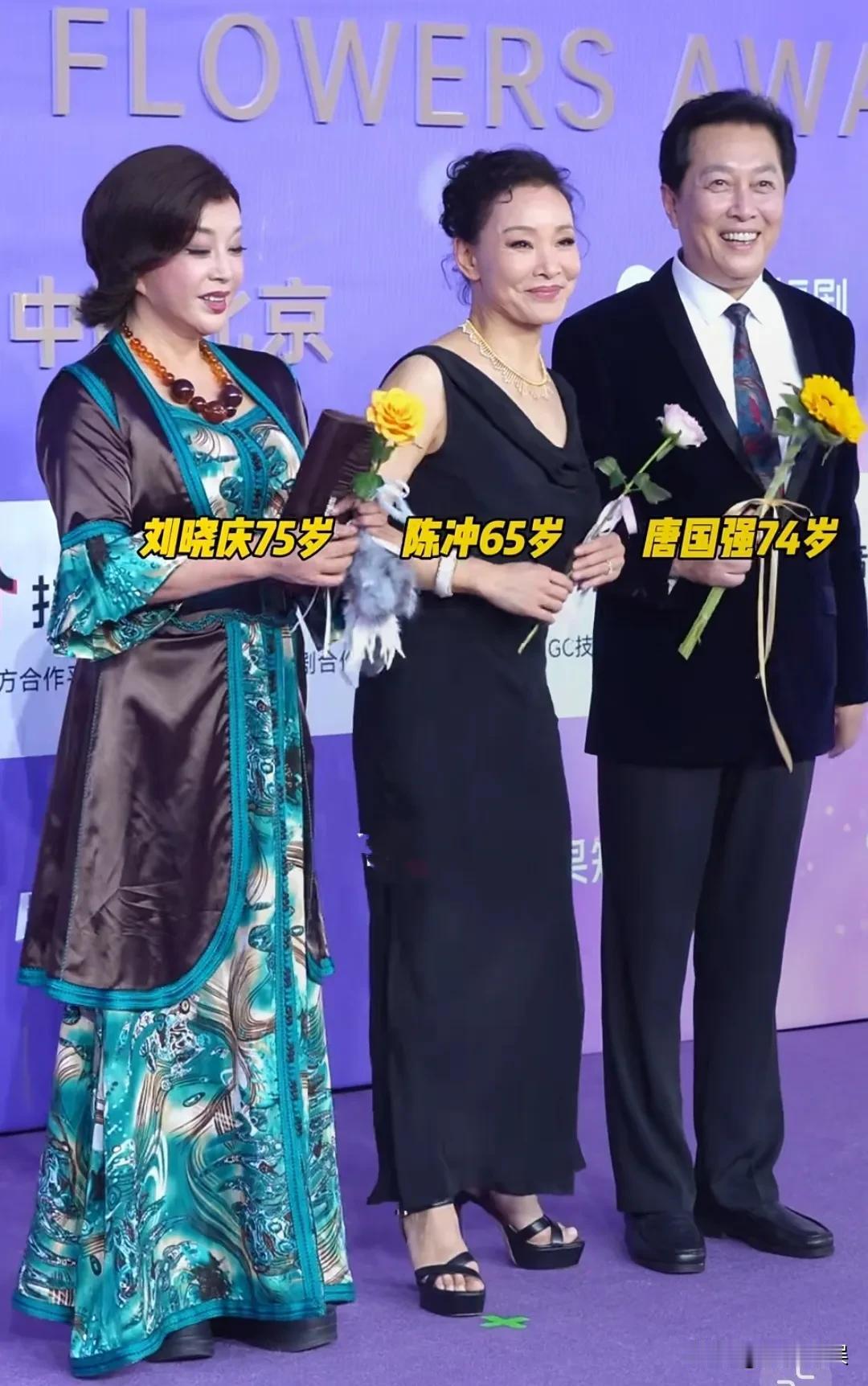 当年这部电影的导演真的是神仙般的眼光啊，选了这三个演员当主演，如今他们加起来快两