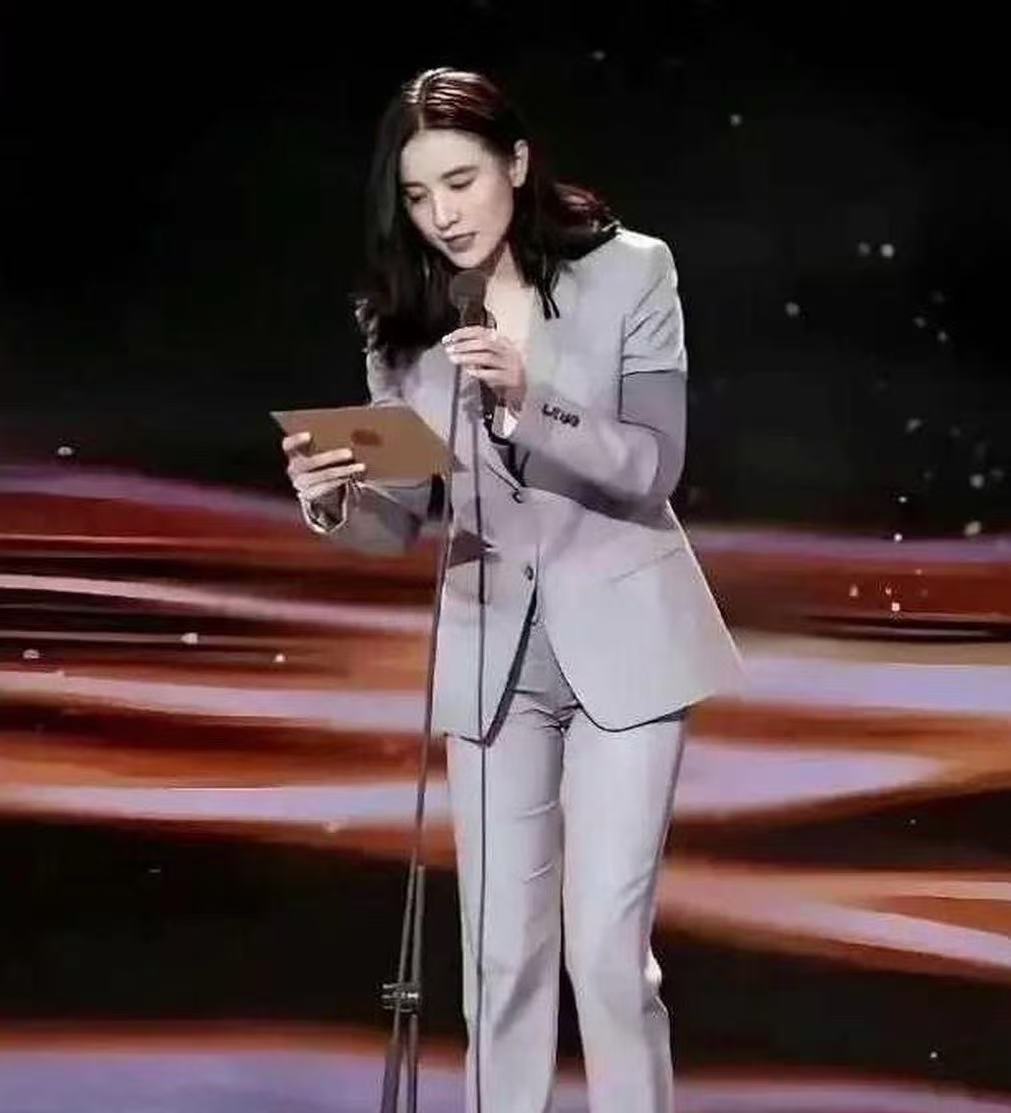 为什么？宋佳穿这样没有人说，张蕾穿那样被骂不得体，到底为什么