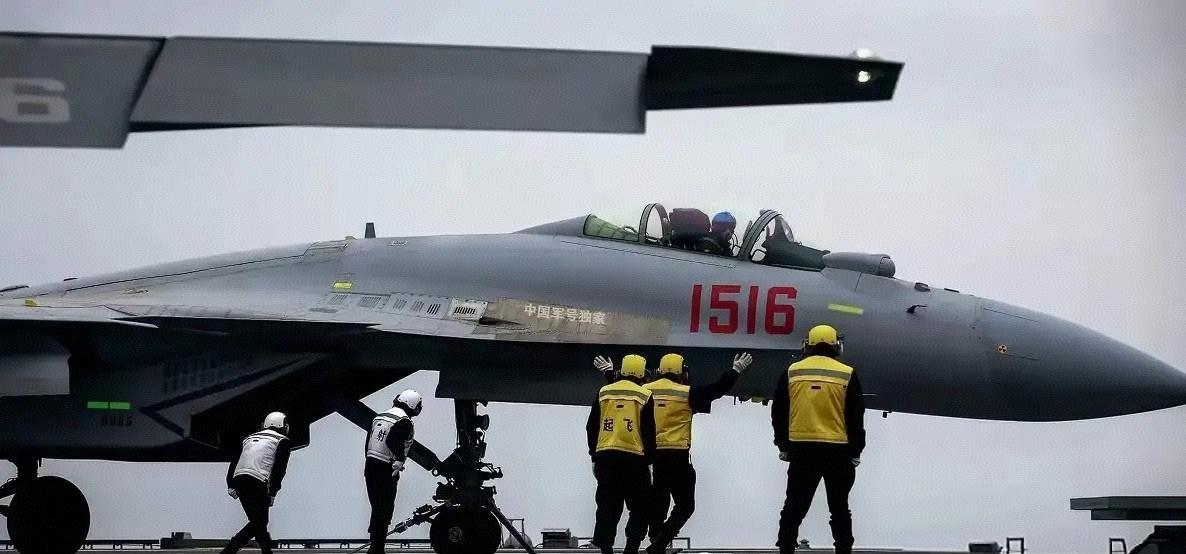 歼-15T是四代半重型舰载机，所以能跟它比较优劣的就只剩美国的F/A-18E/F
