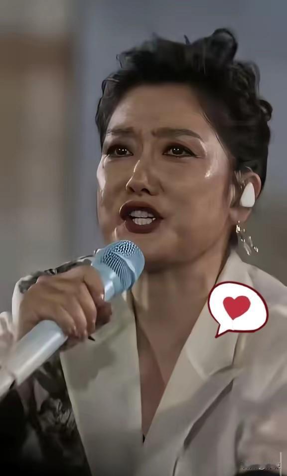凤凰传奇长沙这场演唱会闹出不小的争议，并不是演唱水平出了纰漏，而是脸部状态被高