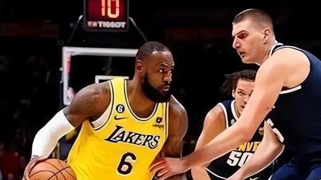 相比于老詹，东契奇更是出乎意料。如果看过这个赛季早期的比赛都知道东契奇有个首节东