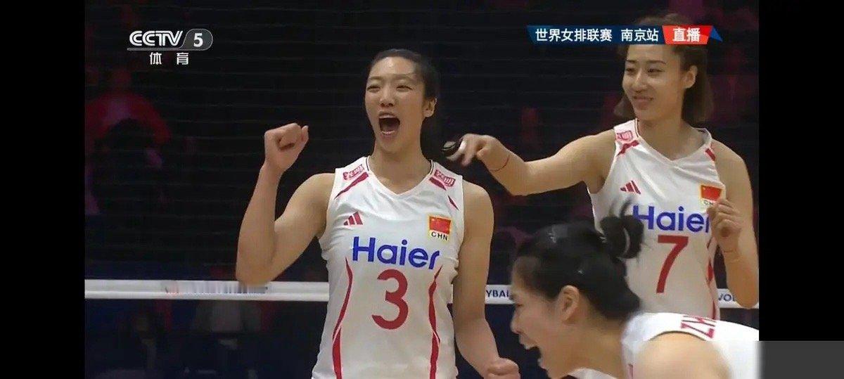 看了中国女排二场比赛，发现一个人表现相当突出，鹤立鸡群。这个人，不是名气更大的龚