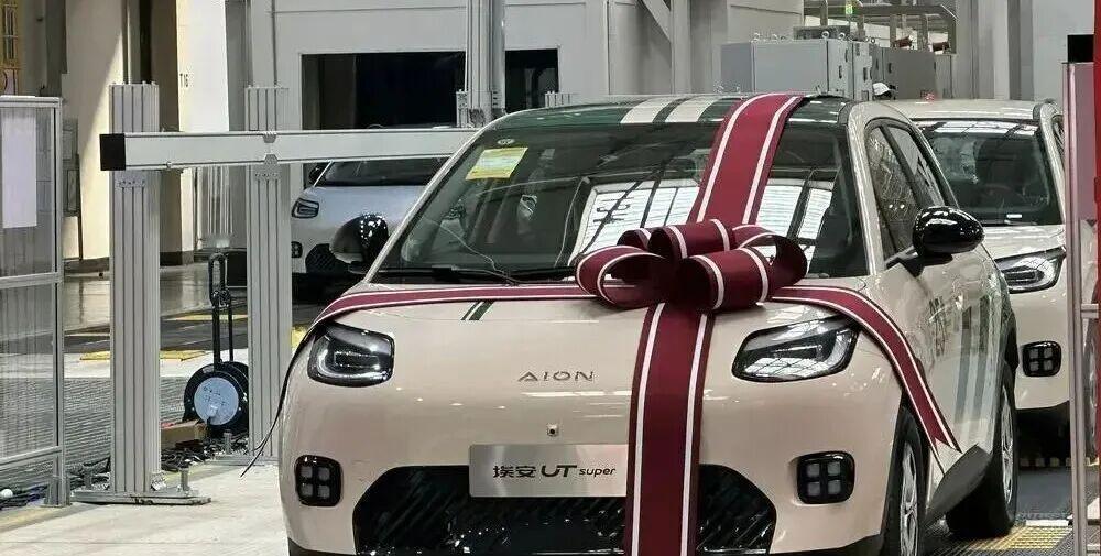 看到京东这波操作真的有被惊到！4.99万的租电版价格+99秒换电，简直是把新能源