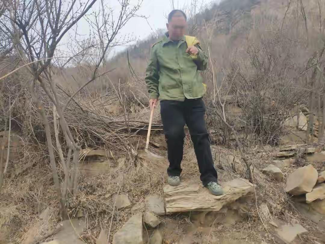 深山十三载，他背下21具八路军遗骸那张党员证被血浸透又风干，紧紧贴在早已锈蚀