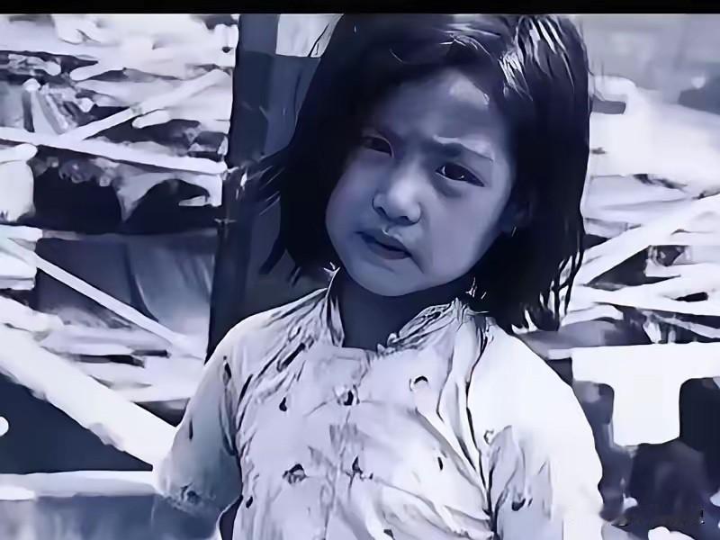 1937年，一个小姑娘落到了鬼子手里，鬼子急不可耐地就要霸王硬上弓，谁知，小姑娘