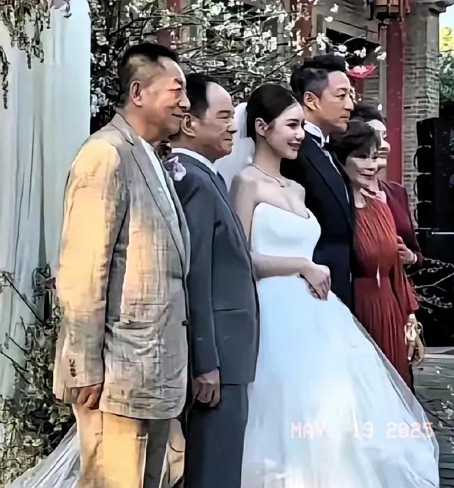 汪小菲结婚了，引起了不少关注。照片里，除了汪小菲、他的妻子和孩子，还有他的父母。