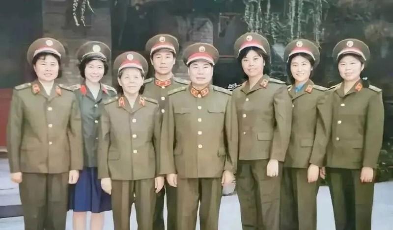 瞧！那时杨得志将军全家皆兵…照片拍在一九八五年，杨得志在中间，申戈军挨着他