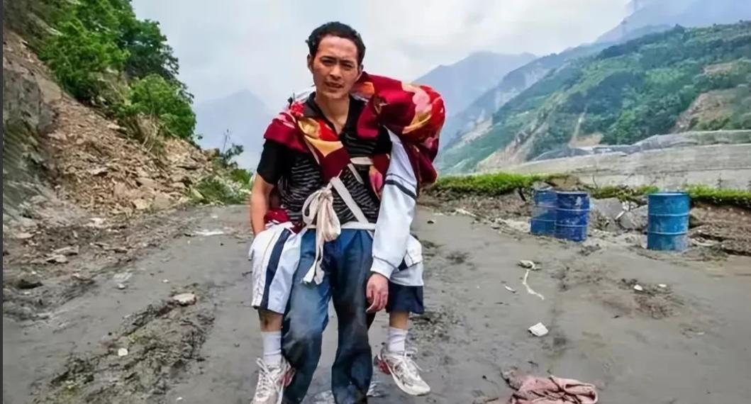 “不用看了，他已经死了。”2008年汶川地震中，一位父亲背着高大的儿子，徒步25