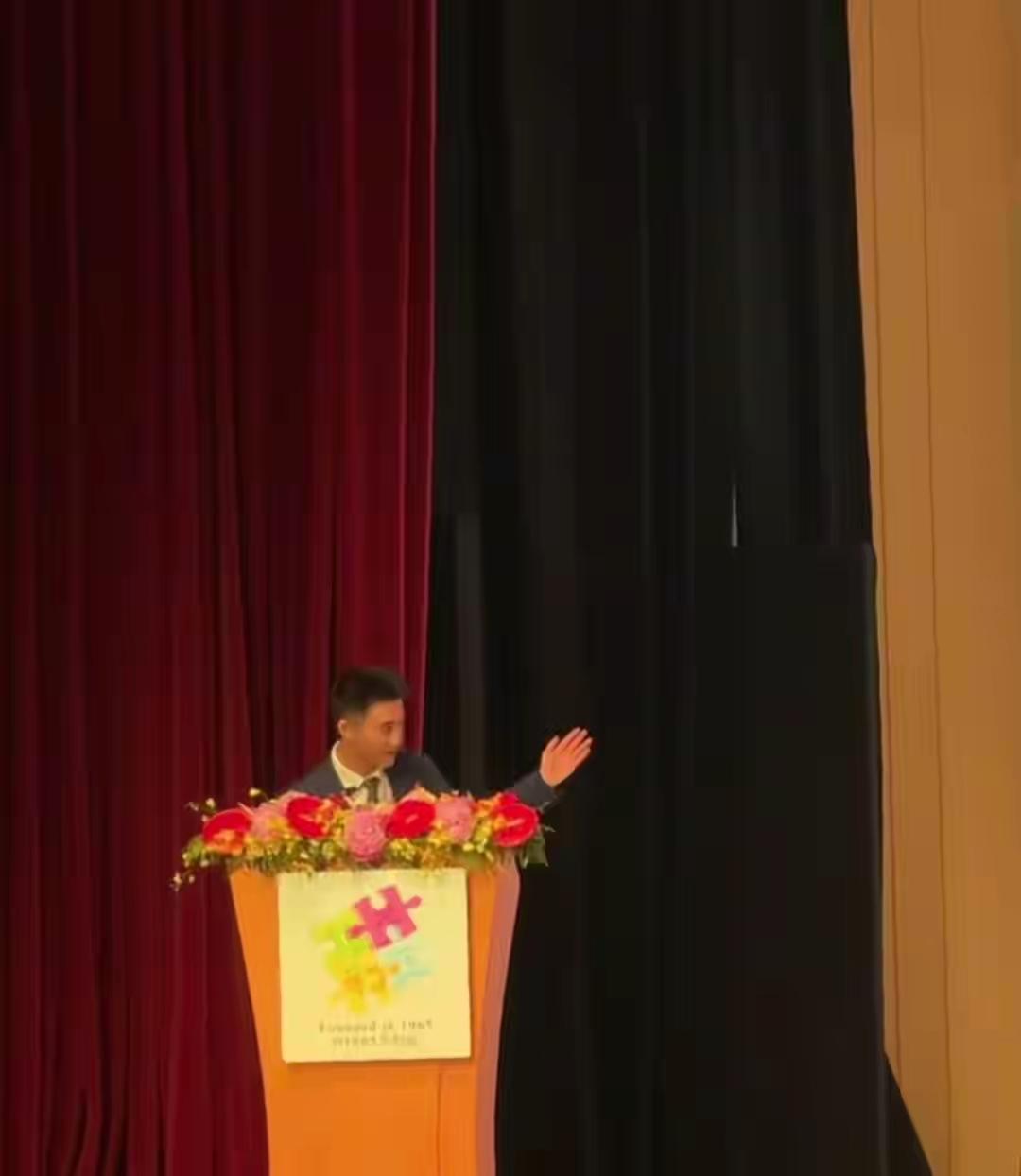 何猷君儿子幼儿园毕业，古巨基周丽淇登台表演何猷君跟儿子都是这群幼儿园毕业的，